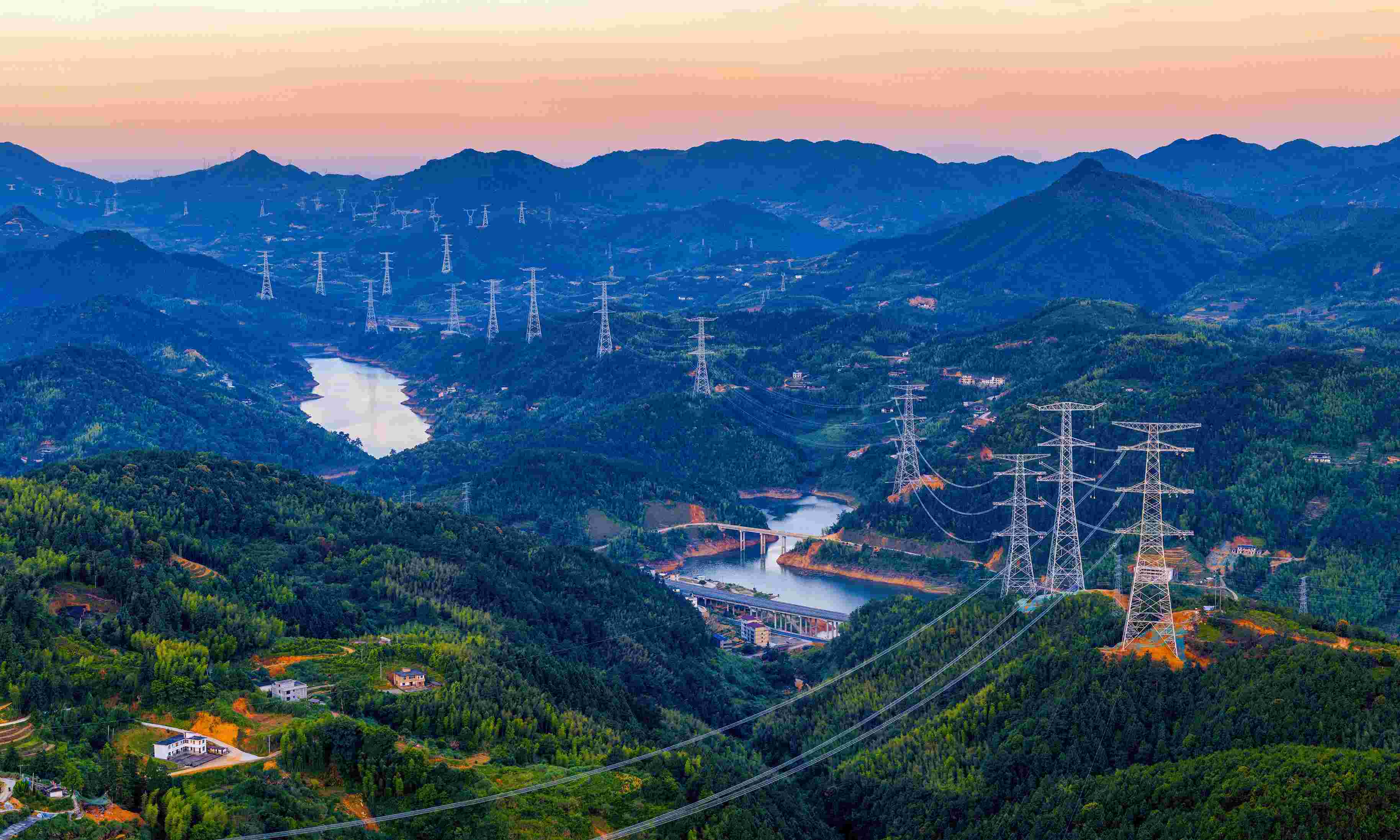 8月19日:福建北电南送特高压交流输电线路工程全线贯通 8月19日:福建北电南送特高压交流输电线路工程全线贯通