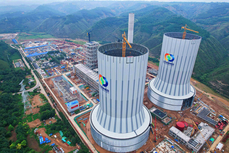 山东能源灵台2×1000MW调峰煤电项目两座钢结构间冷塔齐封金顶 山东能源灵台2×1000MW调峰煤电项目两座钢结构间冷塔齐封金顶
