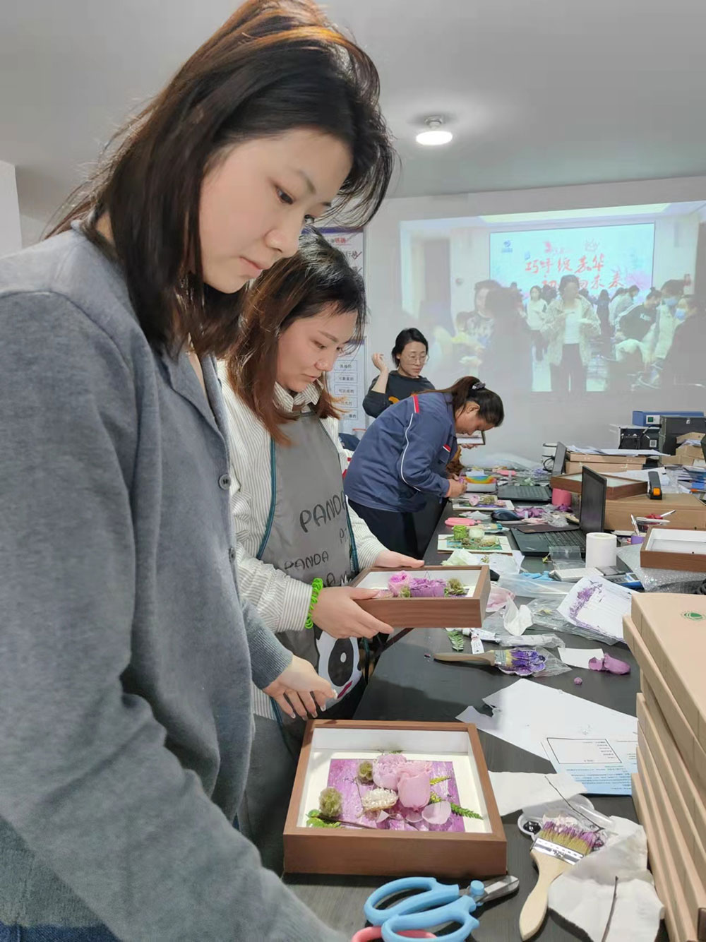 巧手绽芳华 初心向未来 巧手绽芳华 初心向未来